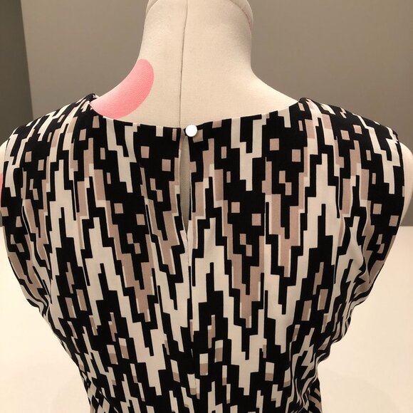 Calvin Klein Sleeveless Scoop Neck Top in Geometric Pattern Blk/Tan/White Sz S - Picture 6 of 13